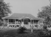 Een dokter op de veranda van de dokterswoning met tuin in Soebang 1900 - 1940