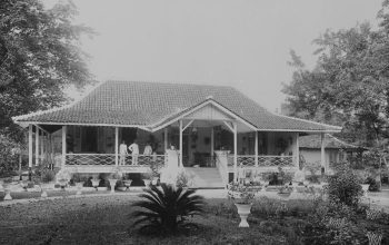 Een dokter op de veranda van de dokterswoning met tuin in Soebang 1900 - 1940