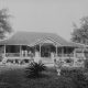 Een dokter op de veranda van de dokterswoning met tuin in Soebang 1900 - 1940