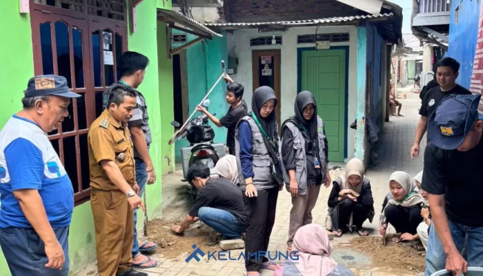 Mahasiswa KKN UIN Raden Intan dan Unila Pasang 100 Lubang Resapan Biopori di Panjang Utara, Bandar Lampung. (Dok. kelampung)