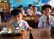 Program Makan Gizi Gratis Warnai Hari Pertama Sekolah di SDN 2 Rawa Laut Bandar Lampung