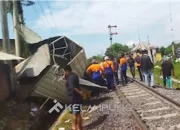 Sopir Luka Parah, Truk Tertabrak Kereta di Perlintasan Branti Jaya