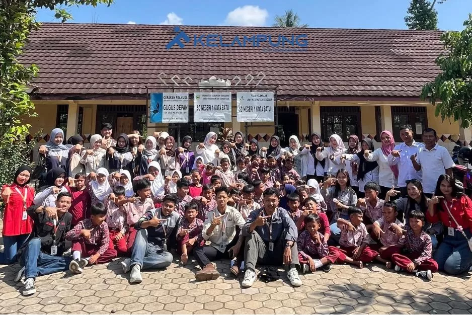 Mahasiswa KKL PPM 25 Universitas Malahayati berfoto bersama siswa SDN 1 Kota Batu, Tanggamus, usai sosialisasi anti-bullying. (Foto: Kelampung)