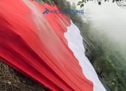 Pengibaran Bendera Merah Putih Raksasa di Bukit Punggur, Way Kanan Meriahkan HUT ke-80 RI