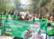 Peduli Jalan Rusak di Tanjakan Sukarami, Ojol DRAIV Ikut Gotong Royong Bersama Warga