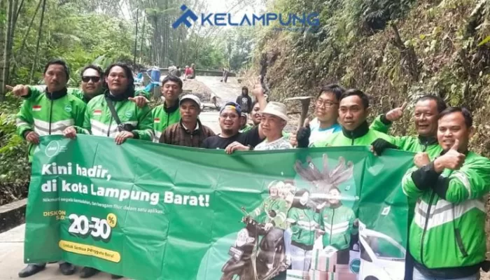 Peduli Jalan Rusak di Tanjakan Sukarami, Ojol DRAIV Ikut Gotong Royong Bersama Warga