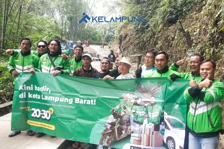 Komunitas Ojek Online Draiv Lampung Barat berfoto bersama warga saat mengikuti gotong royong perbaikan jalan rusak di Tanjakan Sukarami, Kecamatan Balik Bukit. (Foto: Wahdi/Kelampung)