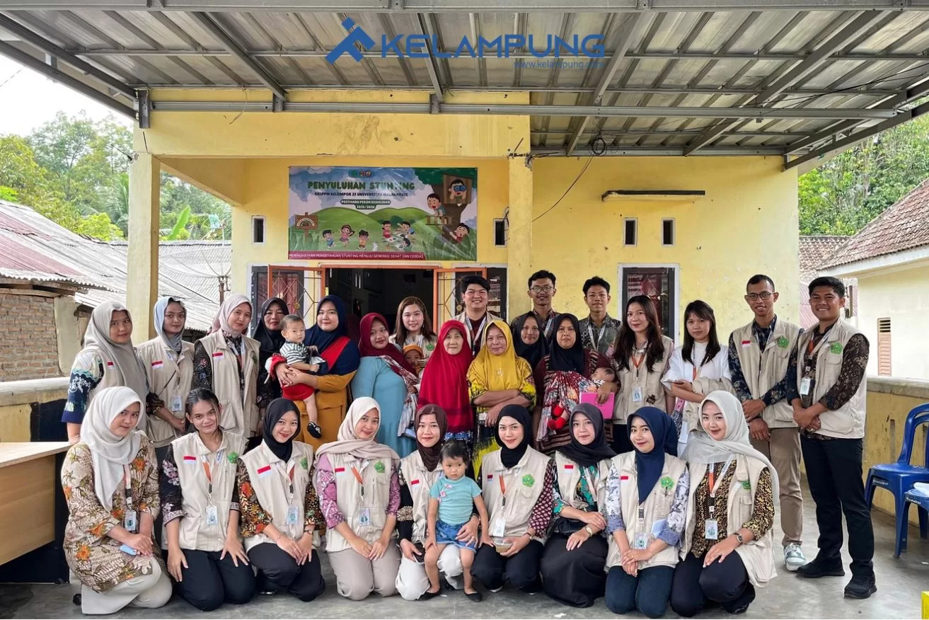 Mahasiswa KKL-PPM Unmal bersama bidan desa, kader kesehatan, dan warga Pekon Kesugihan usai penyuluhan pencegahan stunting di Balai Pekon Kesugihan, Tanggamus, Kamis (14/8/2025). (Foto: Fathur Rizky/Kelampung)